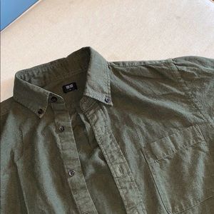 Uniqlo men’s forest green button down